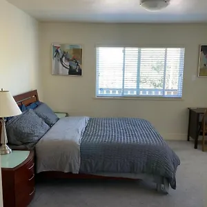 Spacious And Bright Queen Bed With Private Bathroom Guest house